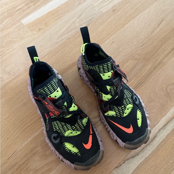 nike overreact flyknit ispa black crimson & volt